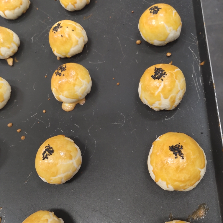 超详细新手也能轻松完成的蛋黄酥酥的做法 步骤12