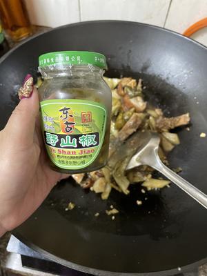 酸菜炒烧鸭的做法 步骤5