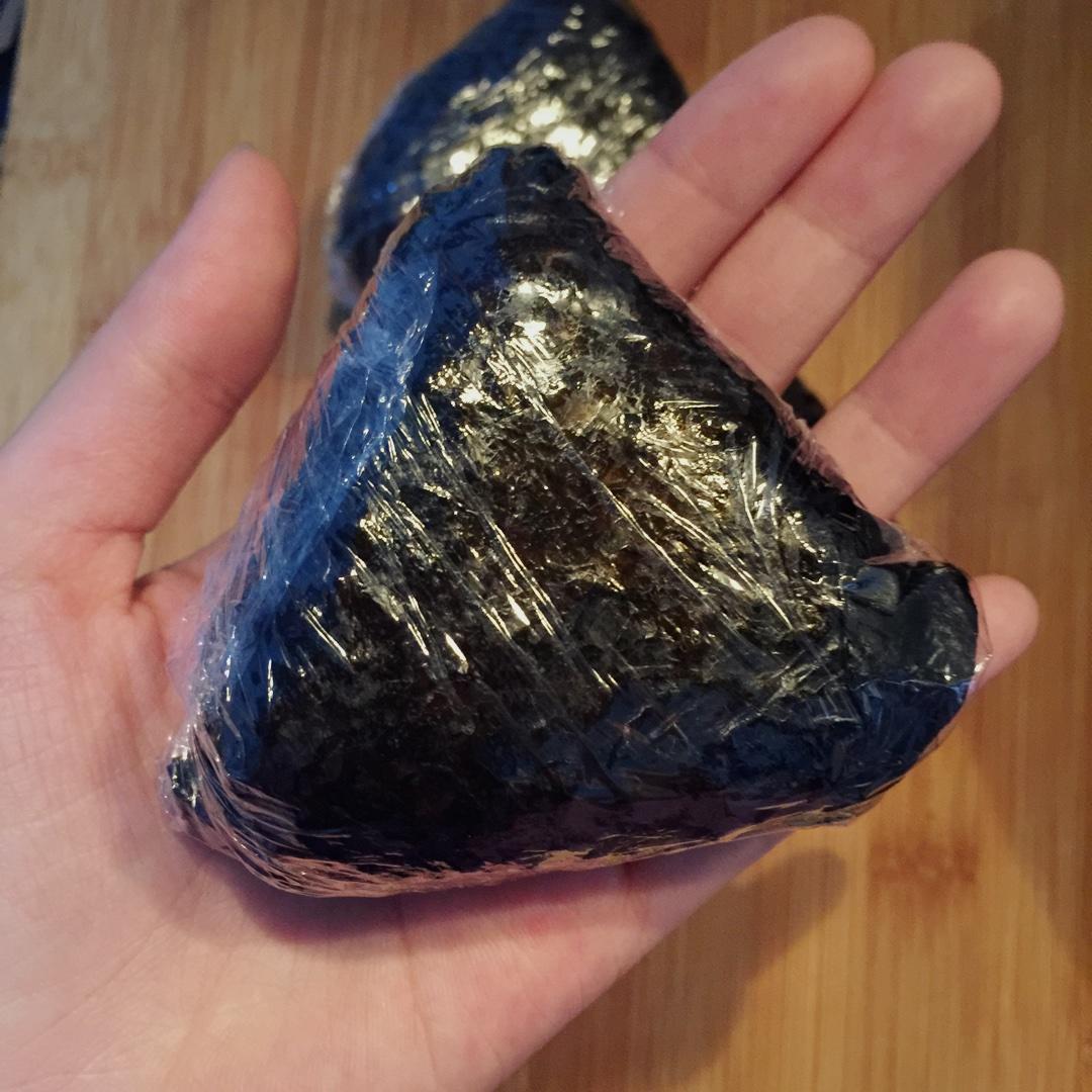 简易版金枪鱼饭团的做法