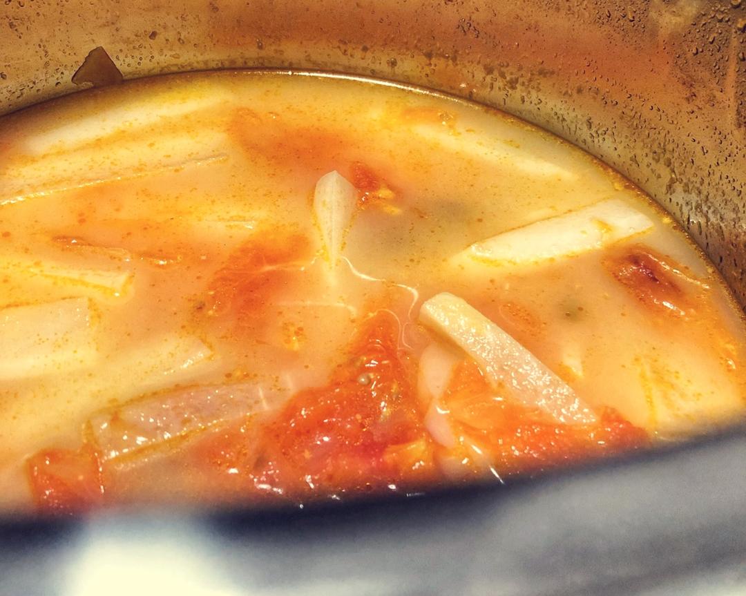 酸甜解腻还减肥的番茄萝卜香肠汤，超简单