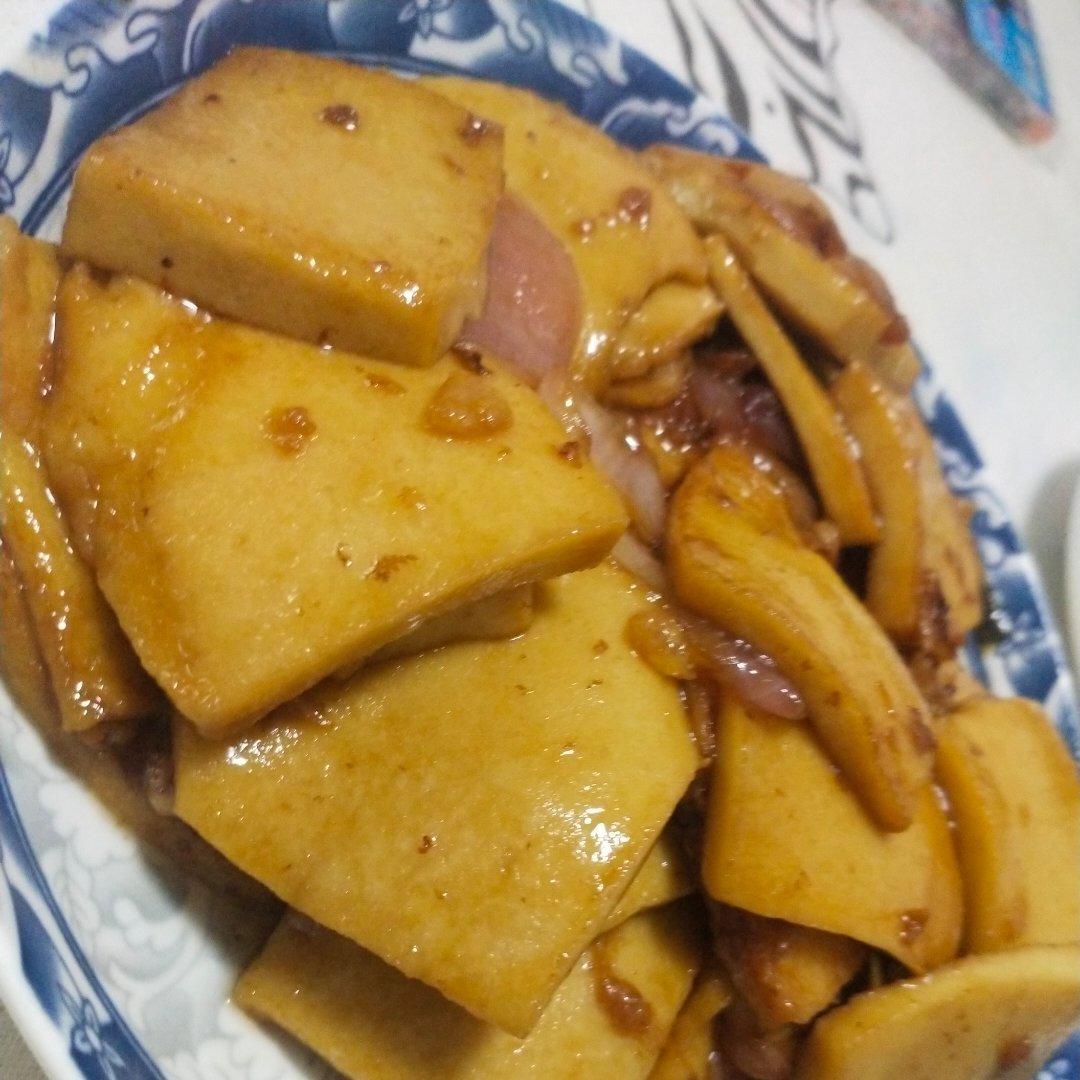 洋葱青椒炒千页豆腐，这么做，还挺好吃！