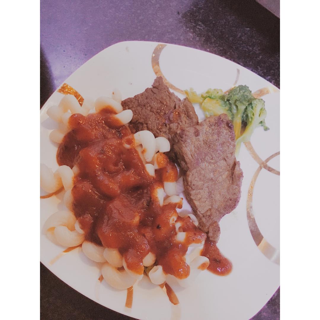 黑椒牛排（配土豆/鸡蛋，意面/蔬菜）