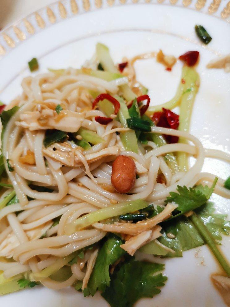 厨师长教你：“鸡丝凉面”的家常做法，味道好极了，先收藏起来