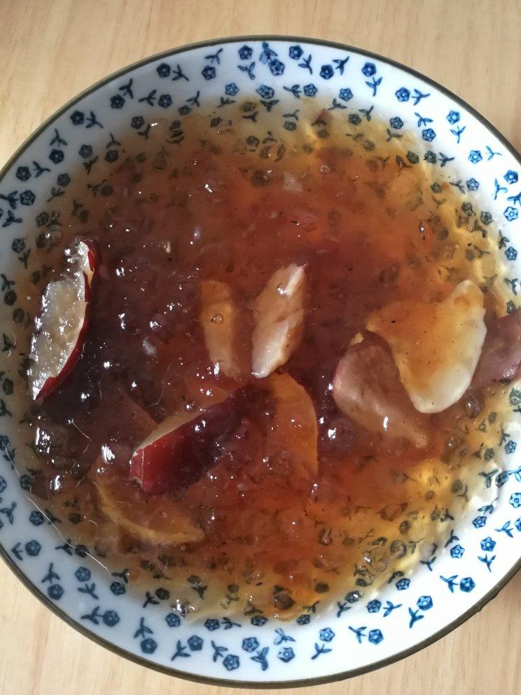 美容润肤 益气补血《桃胶皂角米百合银耳红枣羹》