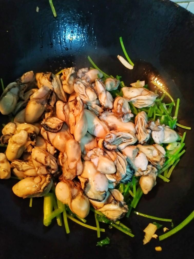 爆炒海蛎子的做法 步骤8