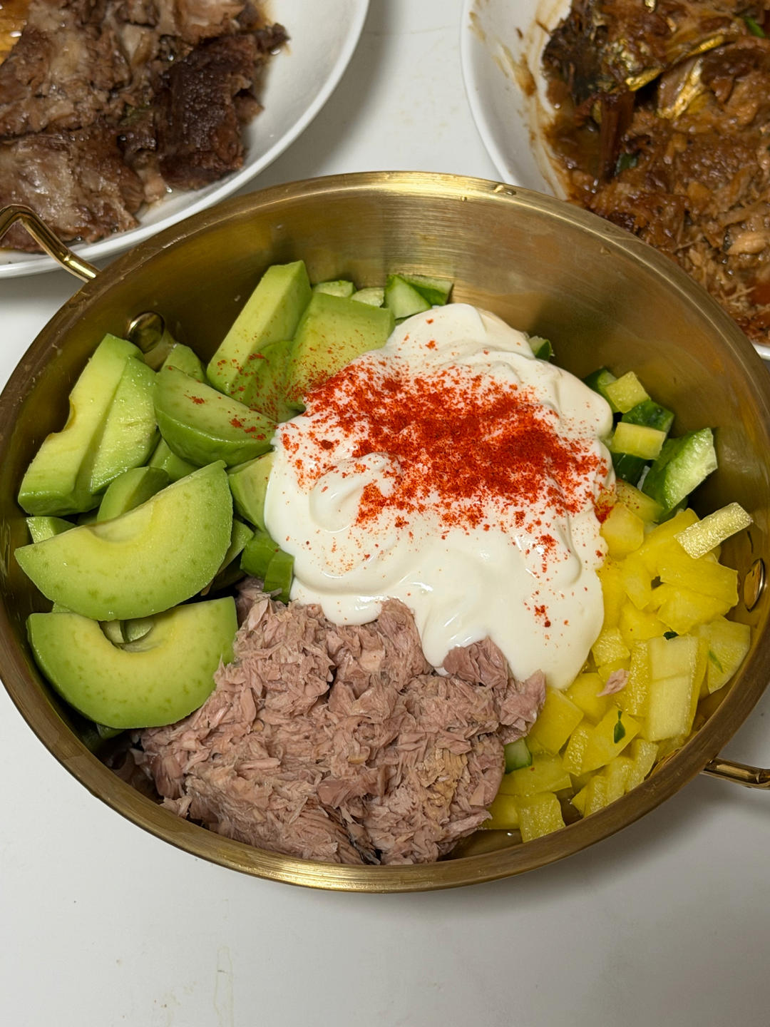 健康低卡沙拉食谱 | 牛油果黄瓜金枪鱼沙拉