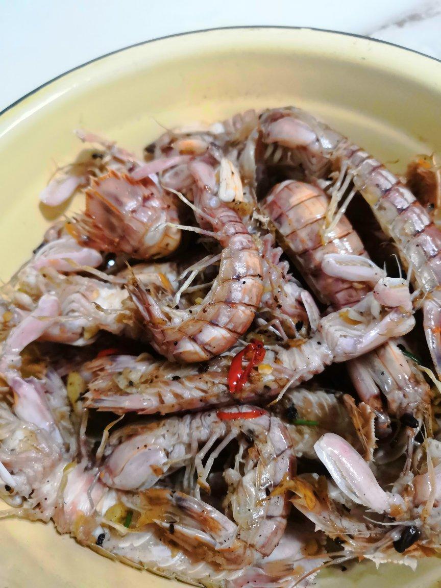 无油炸版的椒盐皮皮虾和巧拨虾壳的方法