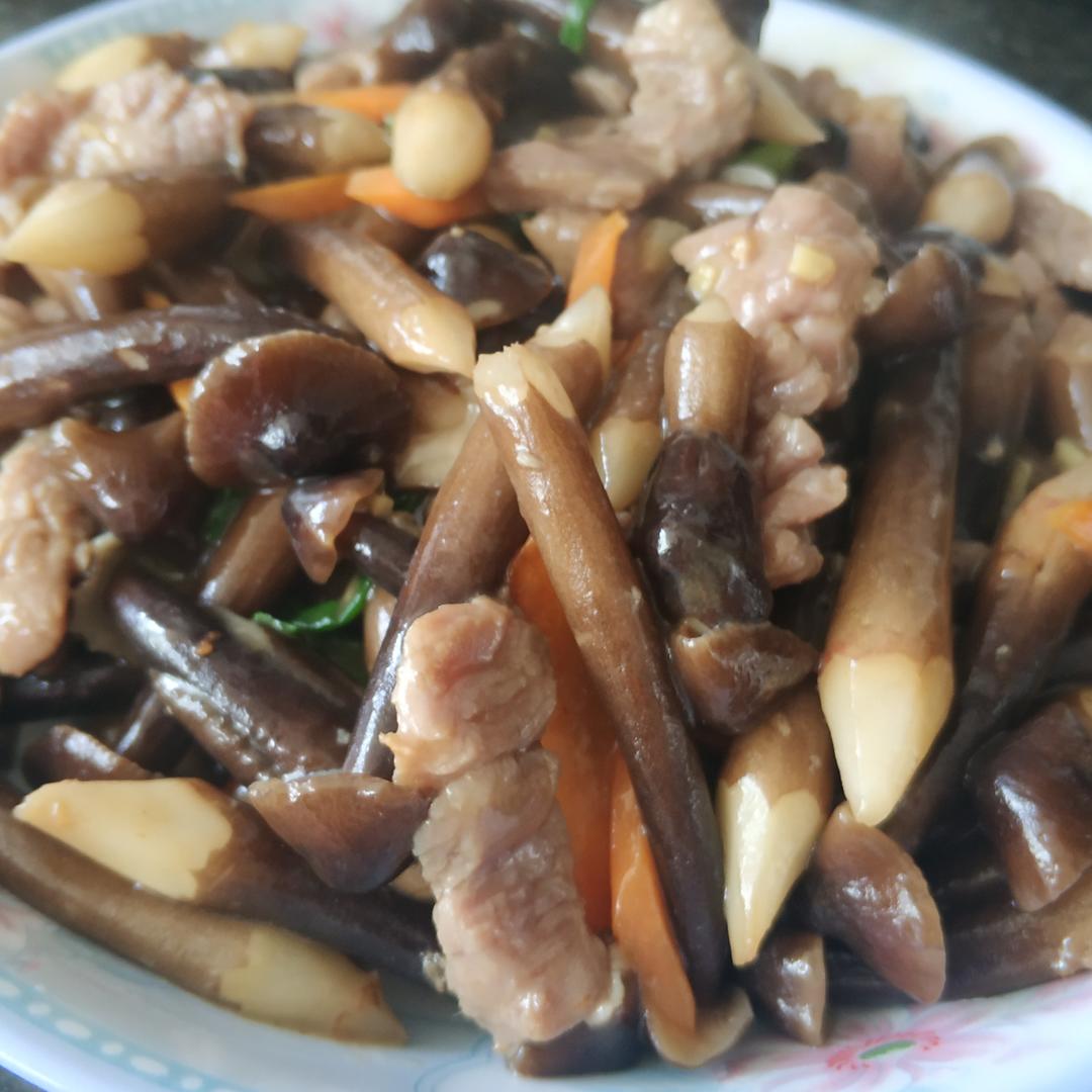 黑皮菇炒肉的做法