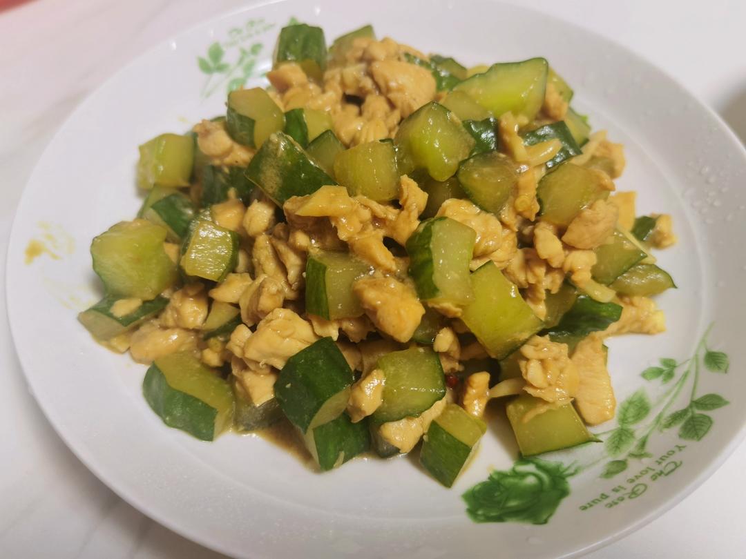 清爽好吃！低脂美味～黄瓜炒鸡胸肉丁
