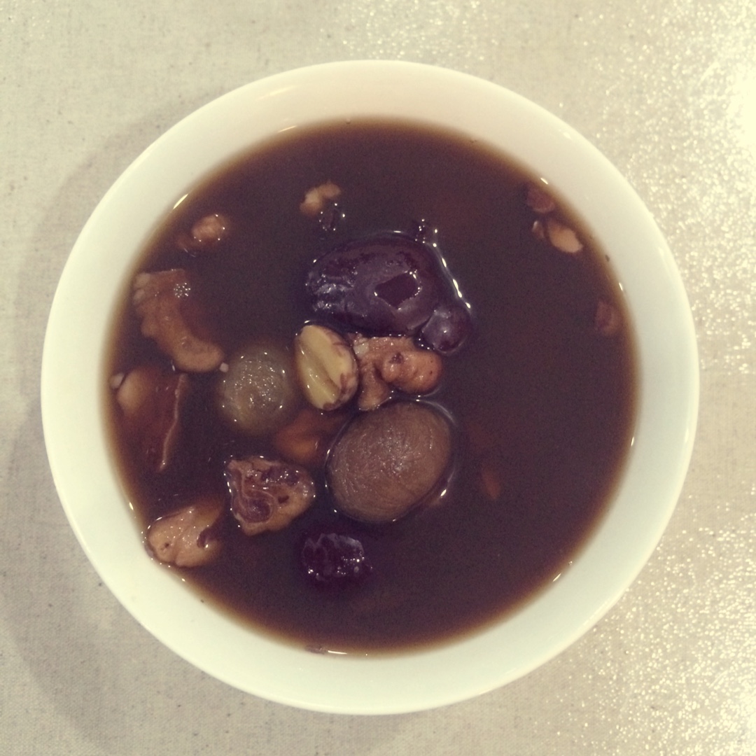 补肾乌发《黑豆桂圆莲子红枣汤》秋冬滋润糖水