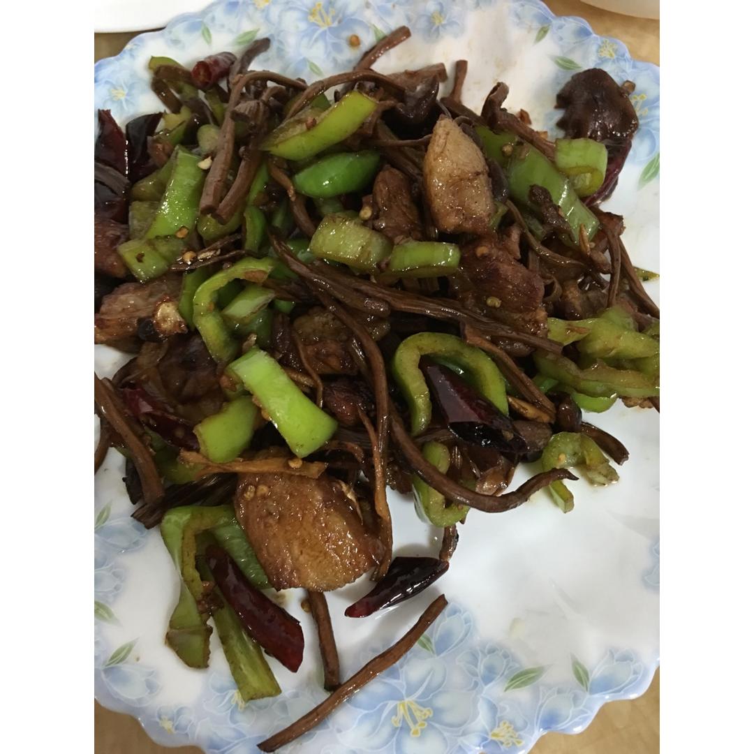 五花肉干锅茶树菇