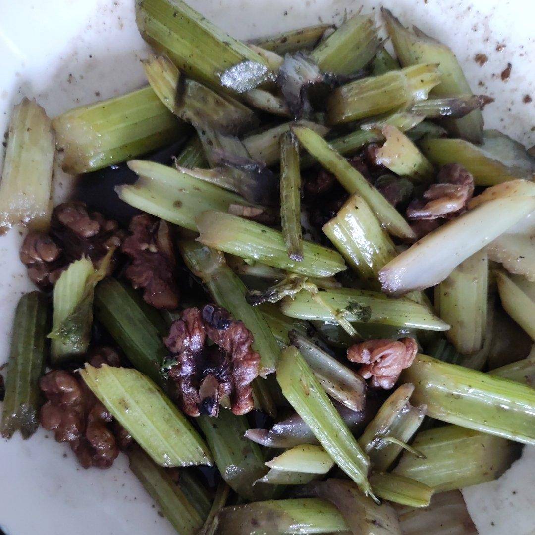 芹菜炒核桃仁