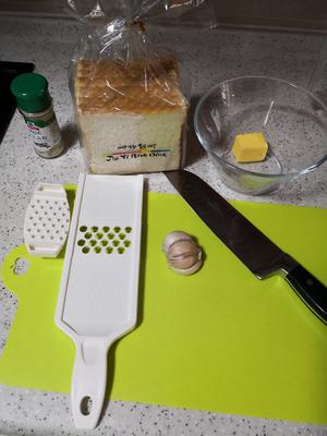 香喷喷的蒜香面包条的做法 步骤1