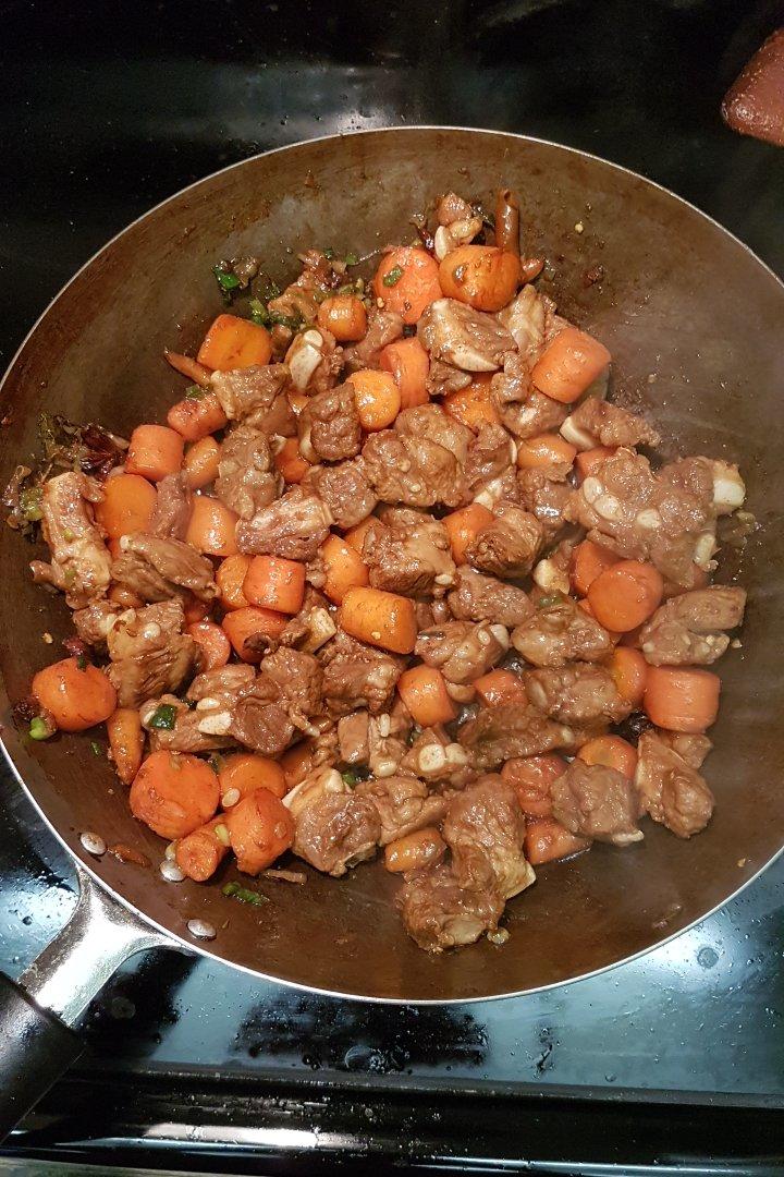 胡萝卜烧排骨
