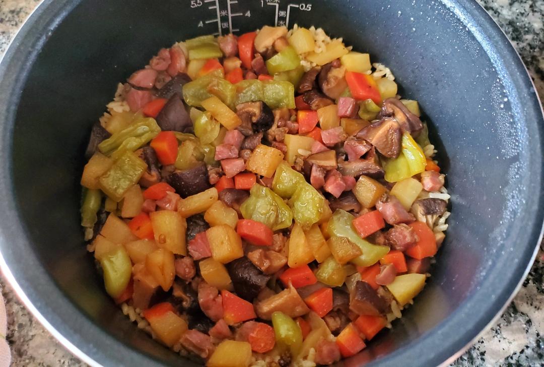 饭菜一锅端‼️懒人版｜香菇腊肠焖饭✨