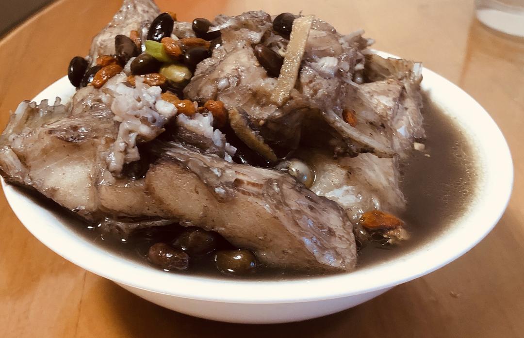 红鱼黑豆枸杞汤的做法