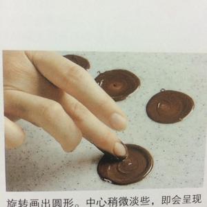 超简单好做巧克力拉花装逼脆片的做法 步骤3