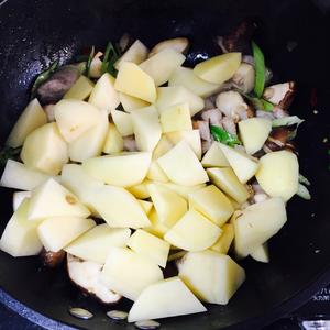 香菇土豆红烧肉的做法 步骤7