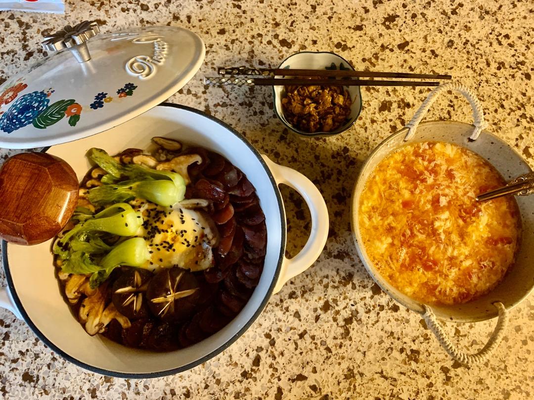 铸铁锅腊肠煲仔饭