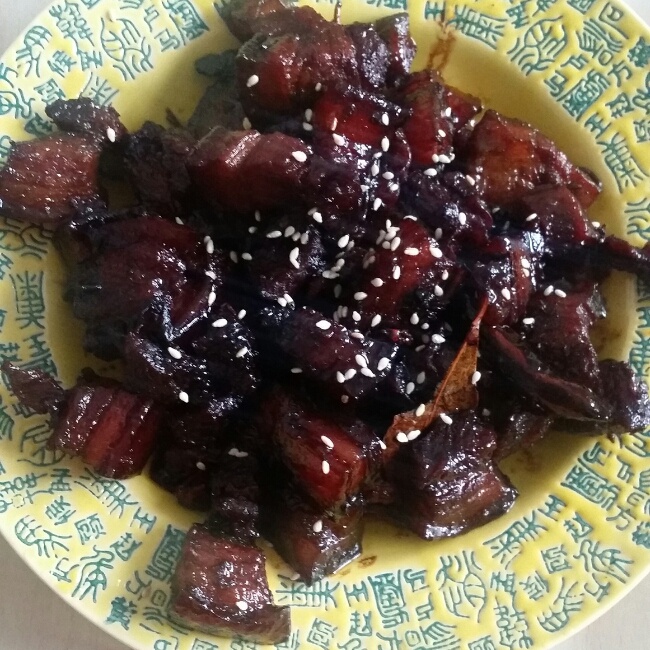 吃着碗里望着锅里的红烧肉