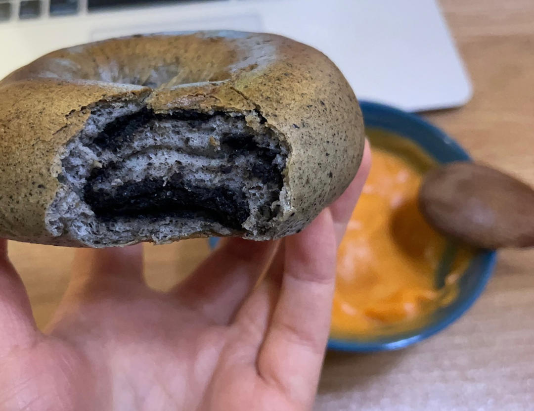 双重黑芝麻奶酥贝果