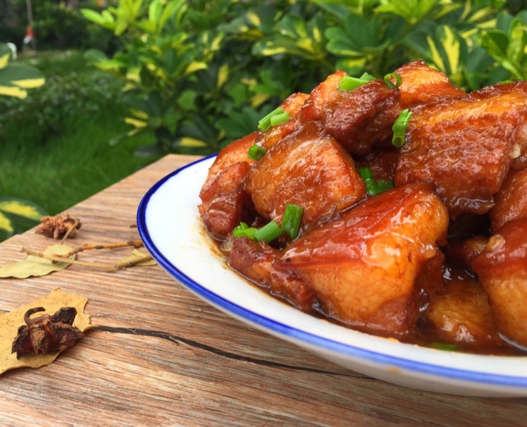 吃着碗里望着锅里的红烧肉