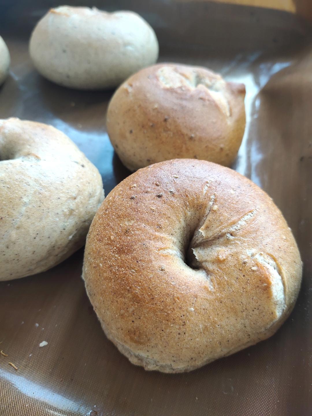 星巴克20元一个的贝果面包，外脆里软很有嚼劲，4个材料就搞定