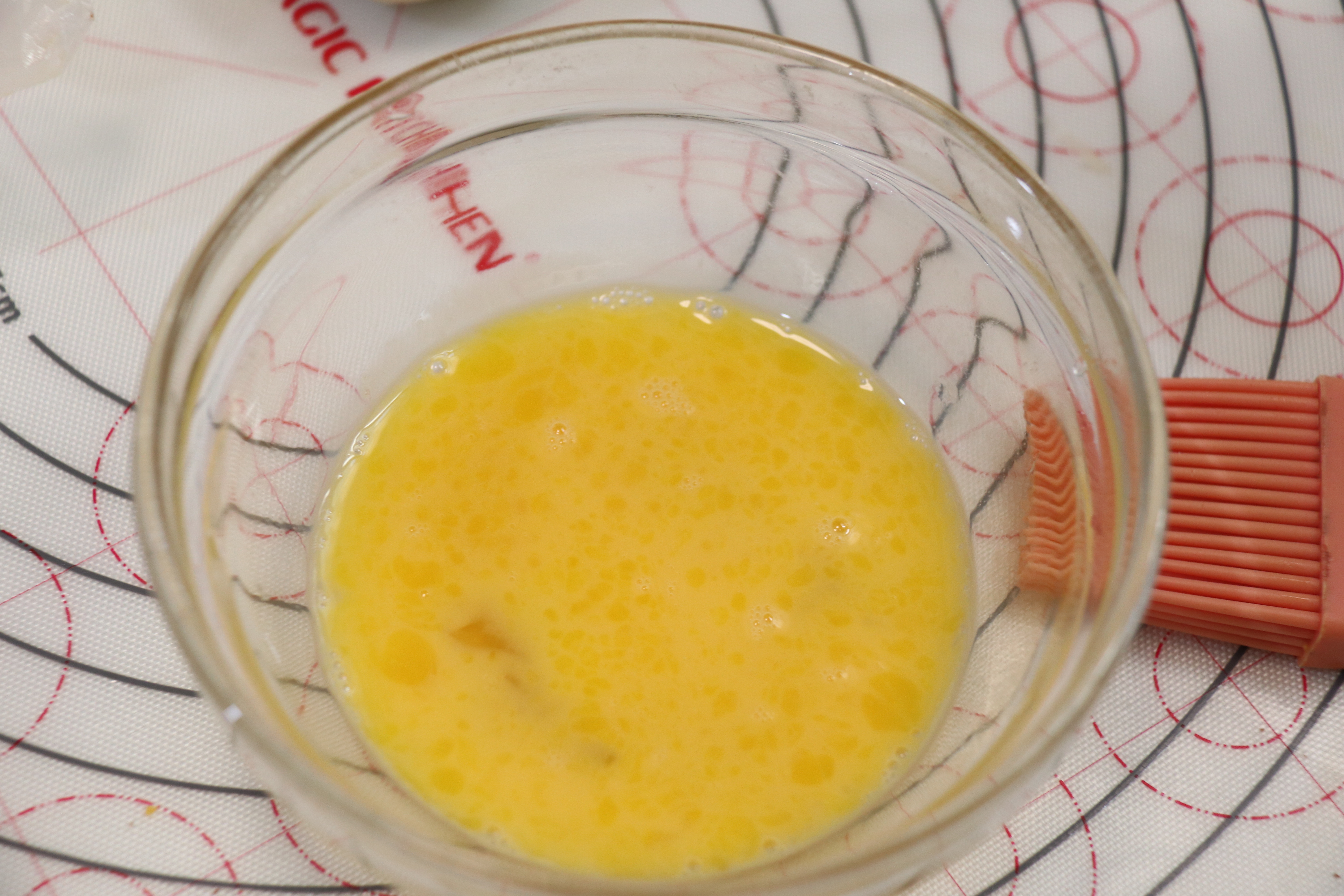 一口上瘾的蛋黄酥(12个50g分量)的做法 步骤15
