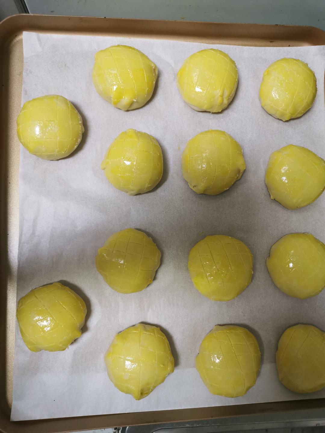 好吃到炸裂的港式菠萝包（附带制作酥皮的小视频）