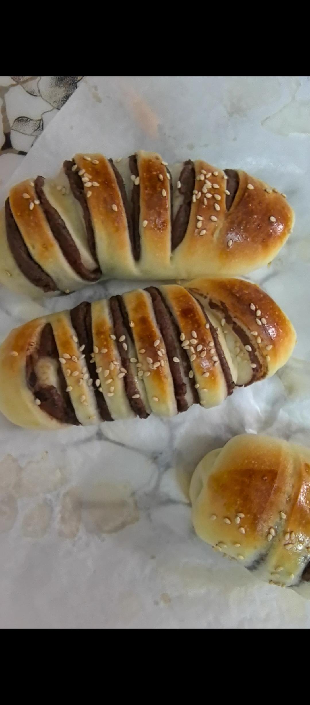 街头卖爆的毛毛虫豆沙面包