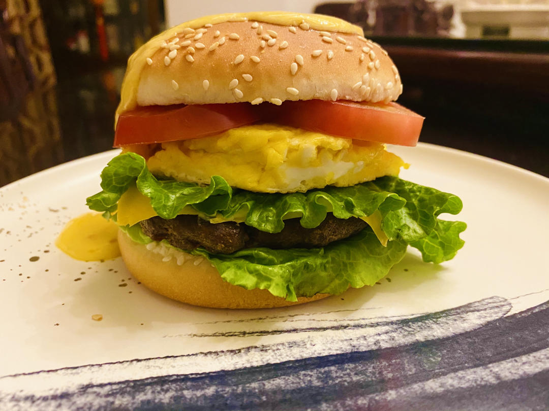 在减肥的小胖鹅做的美式芝士汉堡用芝士瀑布打造超级汉堡应有的仪式感