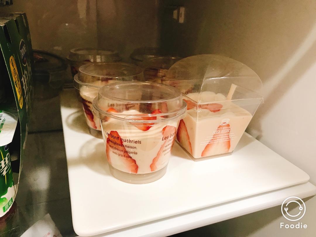 草莓奶酪布丁杯