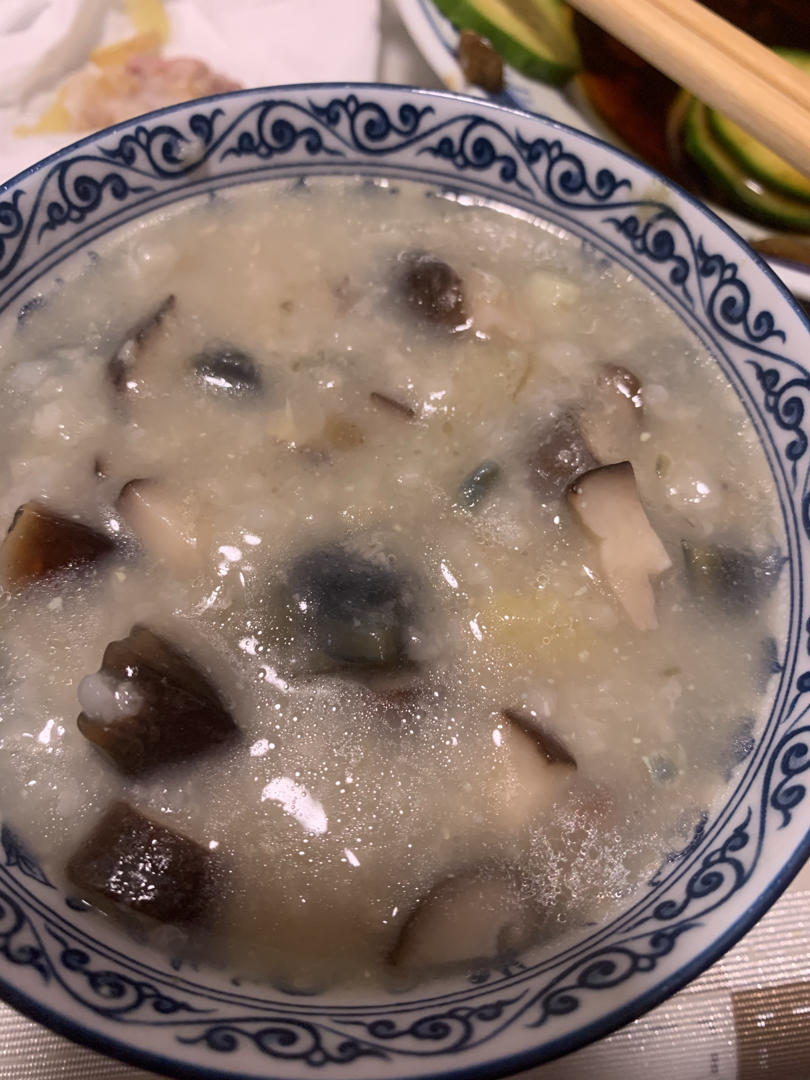 妈妈👩教我做的皮蛋瘦肉粥🥣简单快捷美味😋