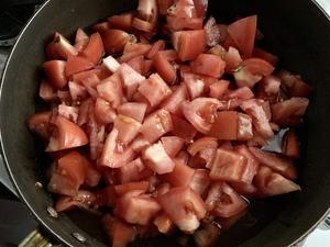 番茄菌菇鸡肉煲的做法 步骤3