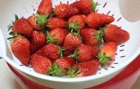 草莓酵素的做法 步骤1