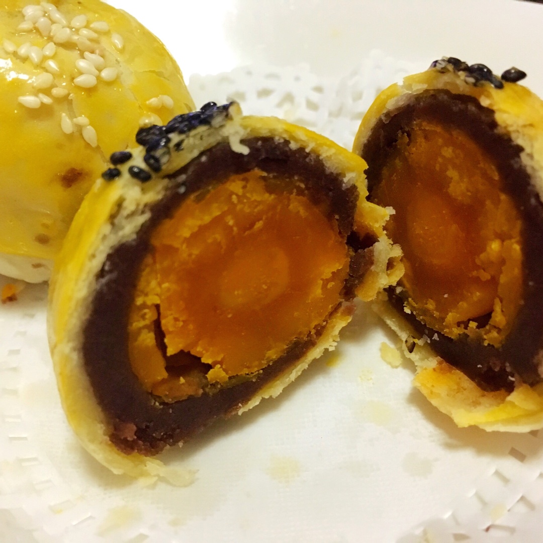 蛋黄酥 Danhuangsu