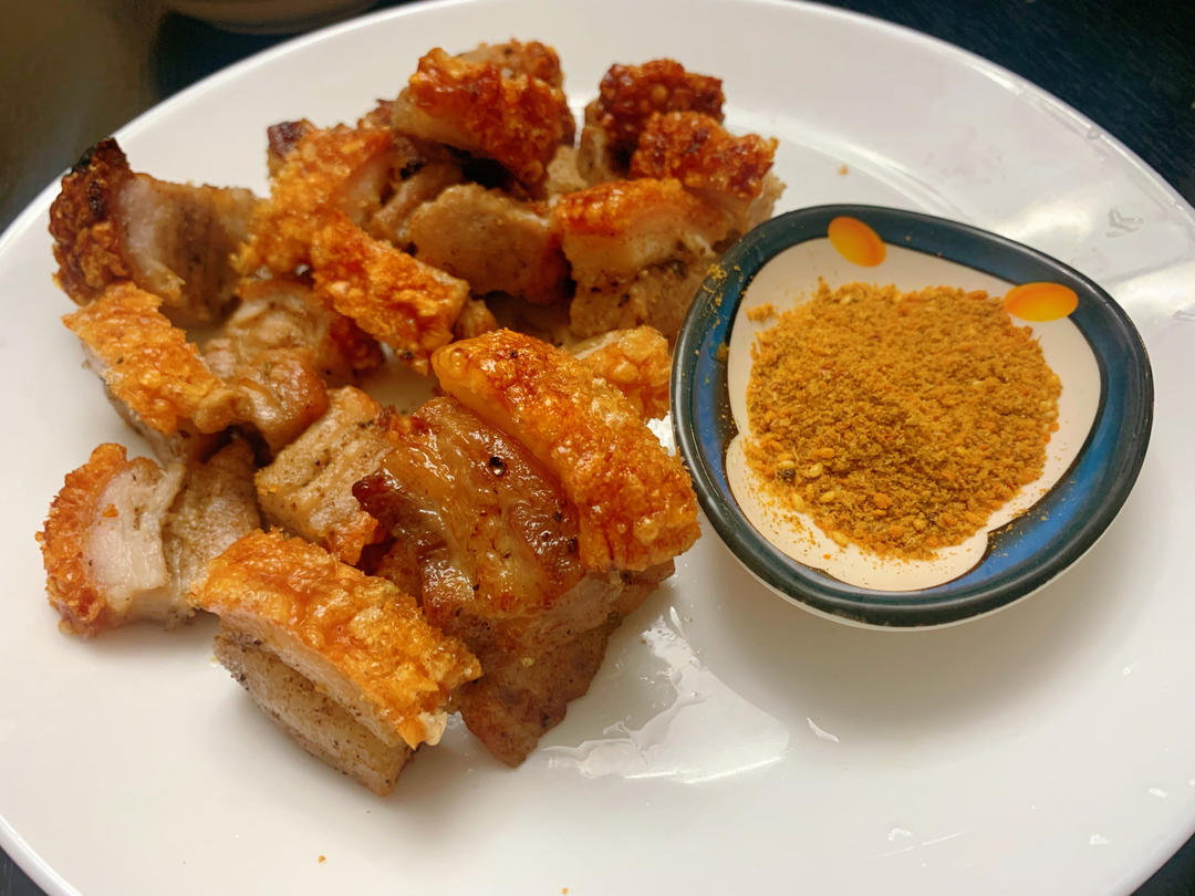 脆皮烧肉，皮酥脆、肉甘香，生烧做法