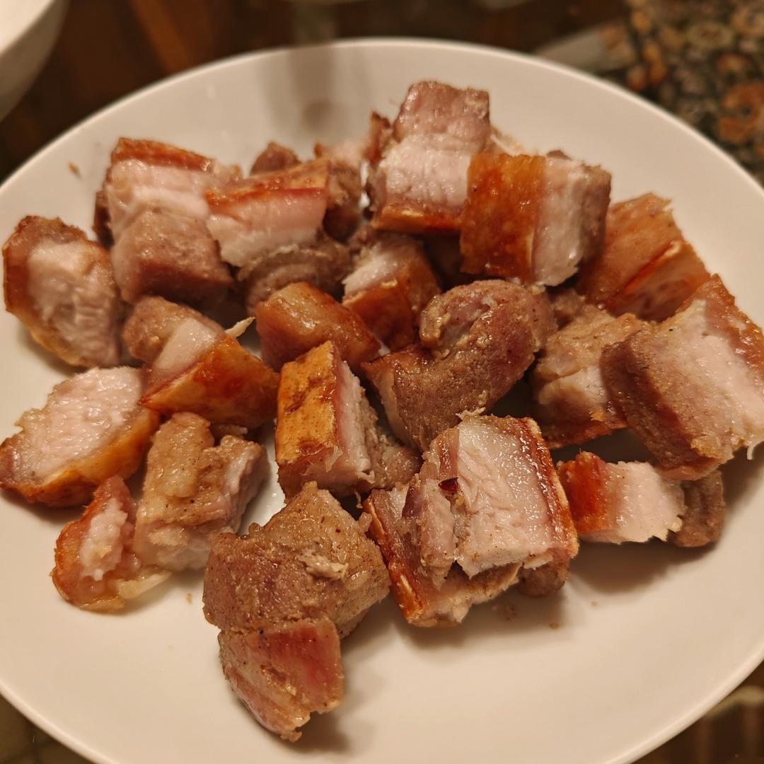 脆皮烧肉，皮酥脆、肉甘香，生烧做法