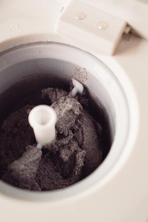 椰子脆皮奶香黑芝麻冰淇淋-BRUNO冰淇淋机的做法 步骤8