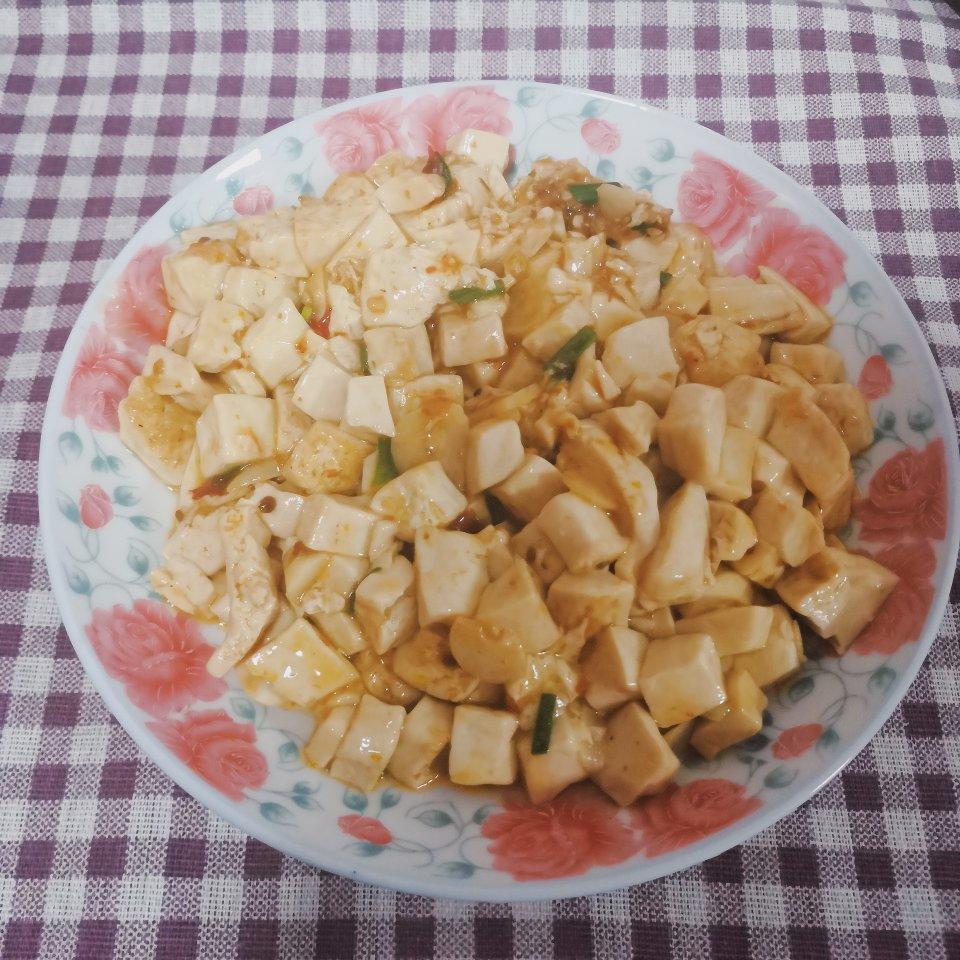 不放肉也超下饭的葱焖豆腐