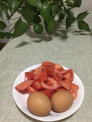 【三个小时十八道菜】之西红柿炒鸡蛋的做法 步骤1