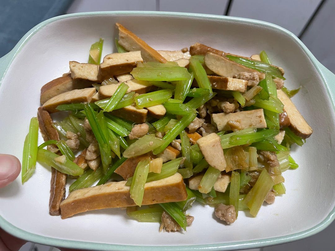 让何老师好吃到哭的同款芹菜炒香干，真的超美味