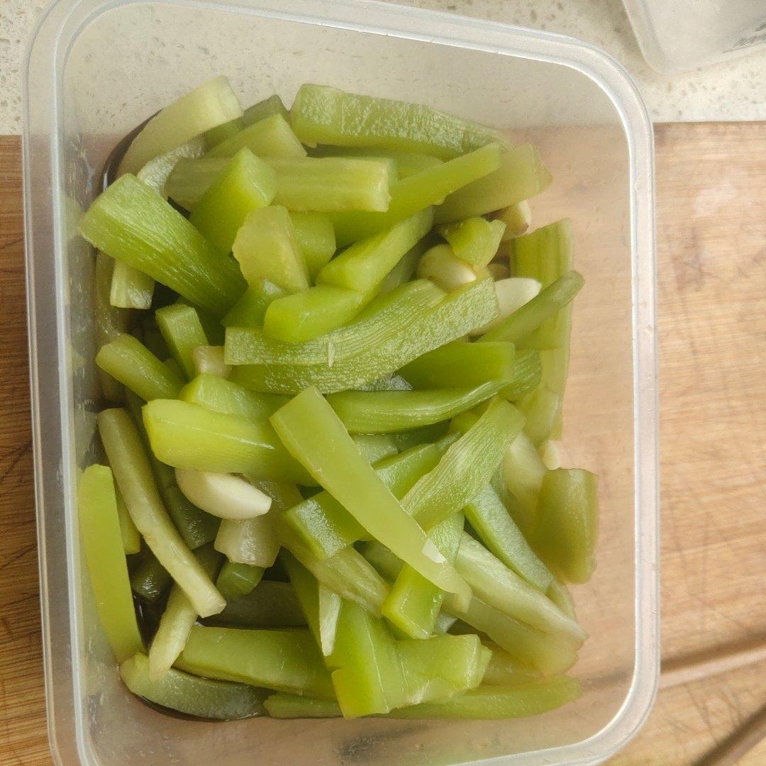 夏日必备神器！酸辣爽口的腌莴笋