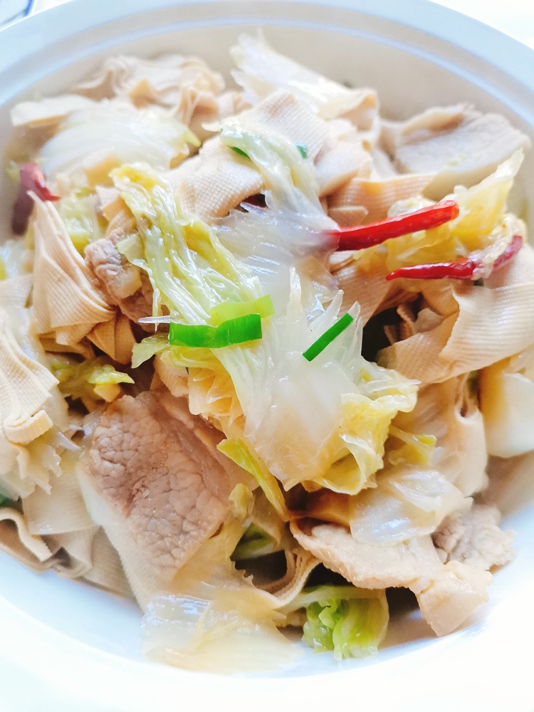 超级下饭的东北特色菜“白菜炖干豆腐五花肉”的做法