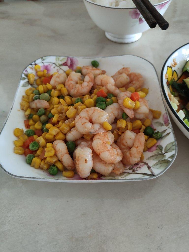 青豆，胡萝卜，玉米炒虾仁。