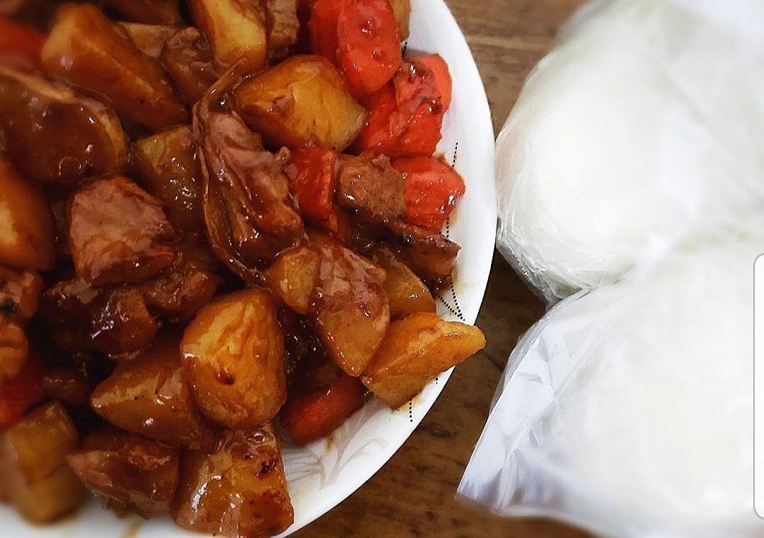 土豆炖鸡肉(一定要多煮点饭，否则不够吃)