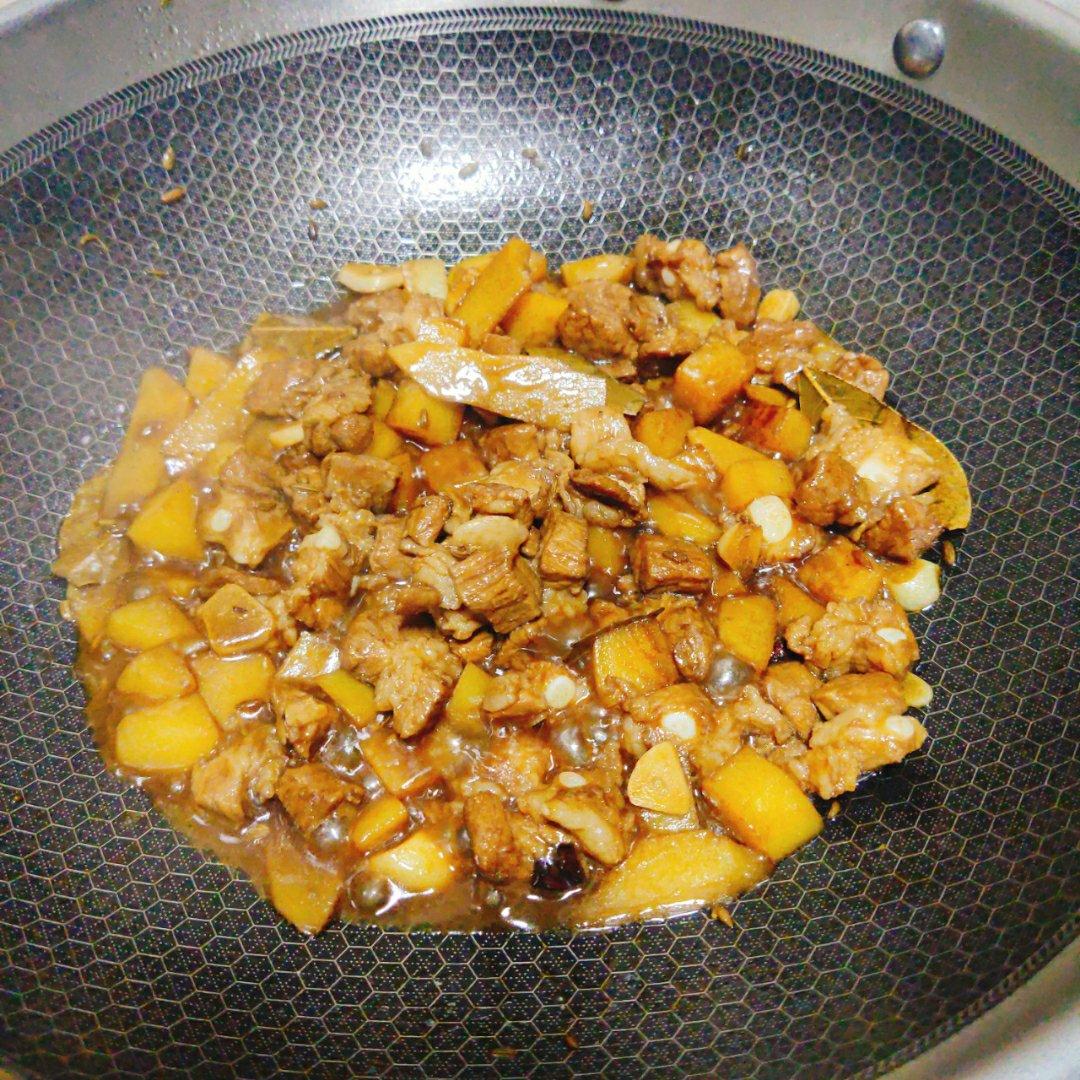 猪脆骨压土豆（土豆炖猪肉）