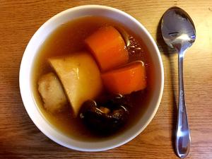无盐牛骨红萝卜菌汤的做法 步骤3