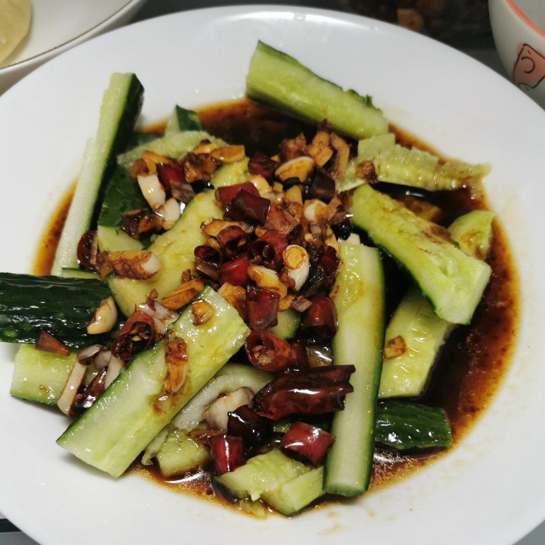 “夏季神菜”拍黄瓜，酸辣开胃，清凉解暑