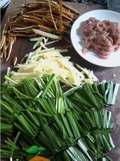 鲜笋豆干肉丝炒春韭的做法 步骤2